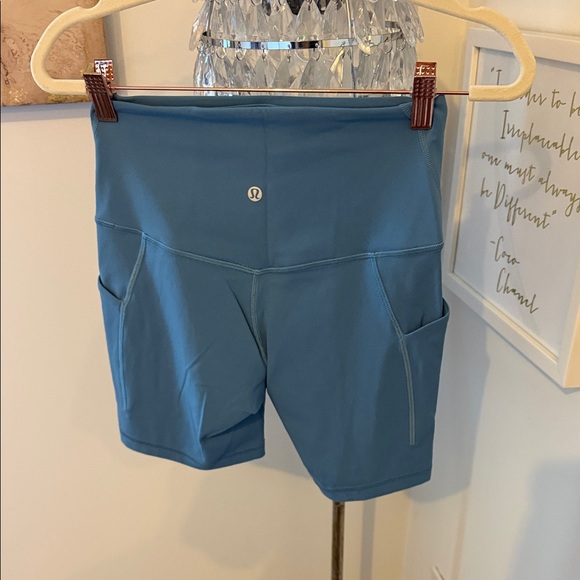 New lululemon align shorts with pockets. 6 inch. Size 6 - Picture 3 of 3